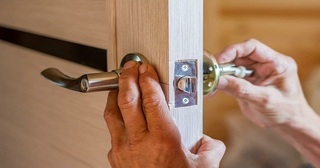 Установка и замена дверной ручки в Ханты-Мансийске от 276 руб. – Мастер24, монтаж фурнитуры, недорого